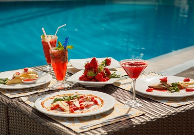 A Quick Guide to Poolside Dining