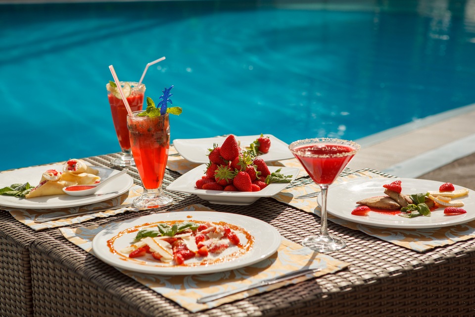 A Quick Guide to Poolside Dining